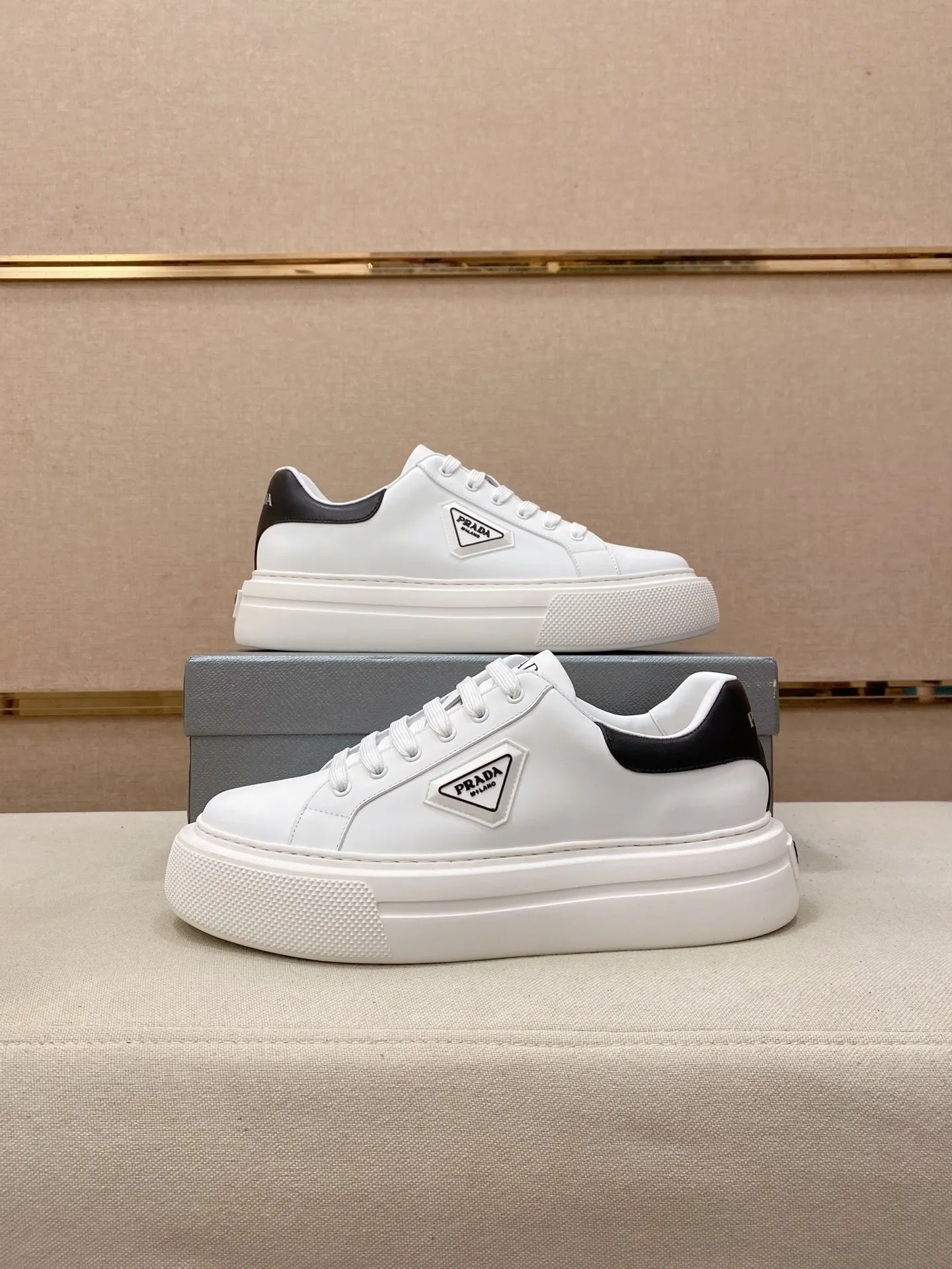 Men's shoes 💰 580💰 ✔️✔️✔️High version High-quality new PRADA (Prada) counters are launched simultaneously, new men's shoes, 😘fabrics are selected from first-layer cowhide fabrics. Lining: Imported cowhide leather lining. 👍🏿High-end☄️Open-molded non-slip rubber outsole, exquisite lines, simple and elegant, comfortable and high-end for leisure travel. Code number: 38 to 45